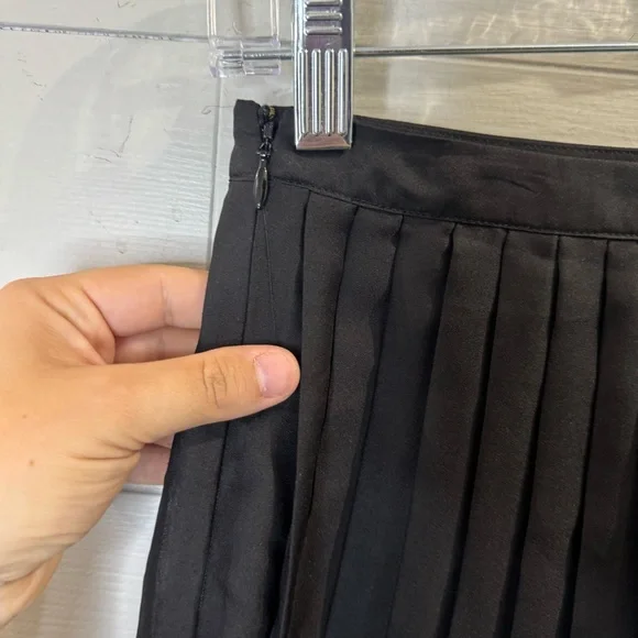 Rebecca Minkoff Women’s Elegant Black Pleated Skirt Size 2 - Picture 4 of 8